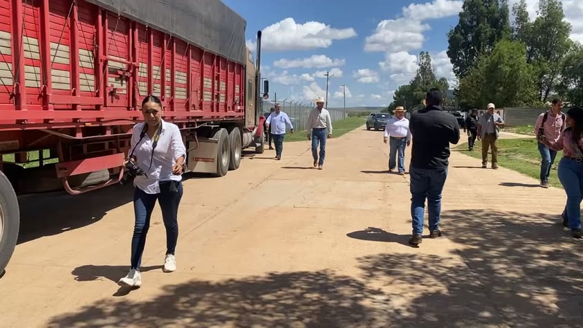 Visita del Gobernador Esteban Villegas a Cuauhtémoc .. entrega de semilla de avena y frijol🌾