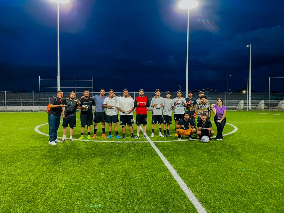 🍫⚽ 𝗖𝗘𝗟𝗘𝗕𝗥𝗔𝗠𝗢𝗦 𝗔 𝗟𝗔𝗦 𝗬 𝗟𝗢𝗦 𝗝𝗢́𝗩𝗘𝗡𝗘𝗦 𝗖𝗨𝗘𝗡𝗖𝗔𝗠𝗘𝗡𝗦𝗘𝗦 El día de ayer, con motivo del Día de la J...