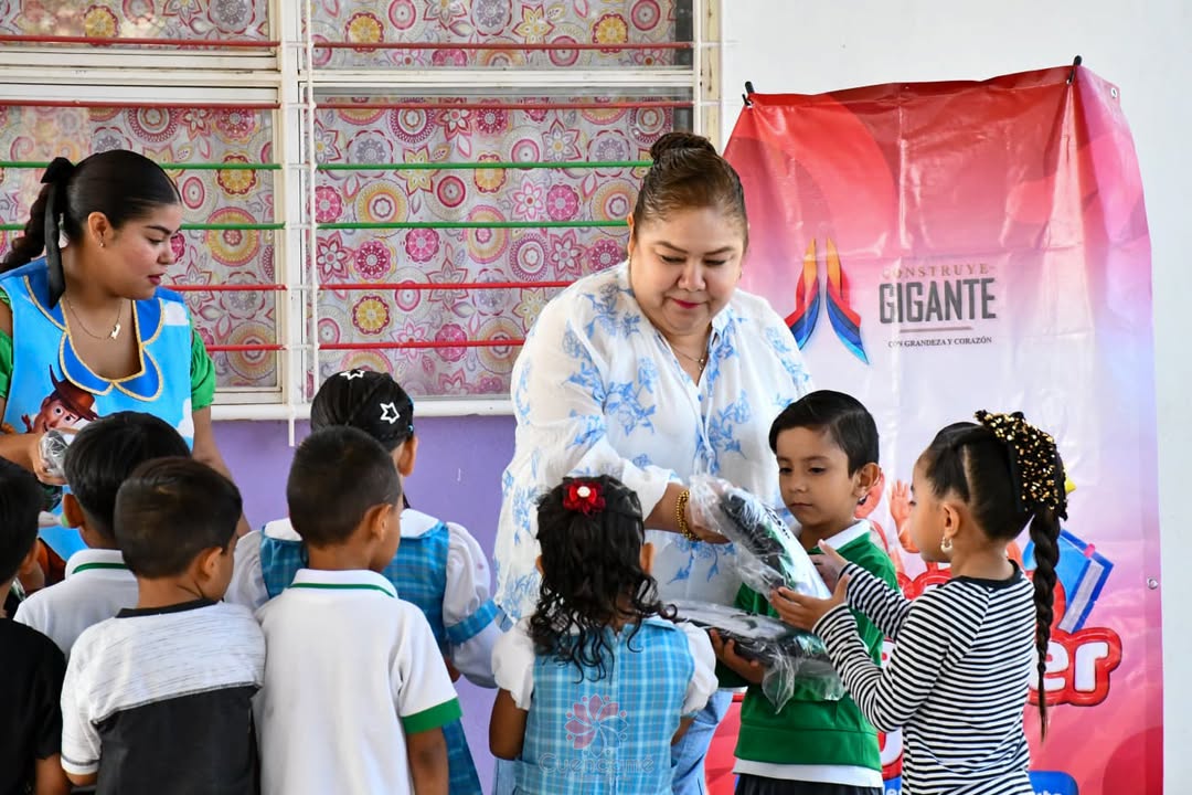 🎒📚 ¡Continúa la entrega de uniformes escolares en Cuencamé! Seguimos recorriendo nuestro m...