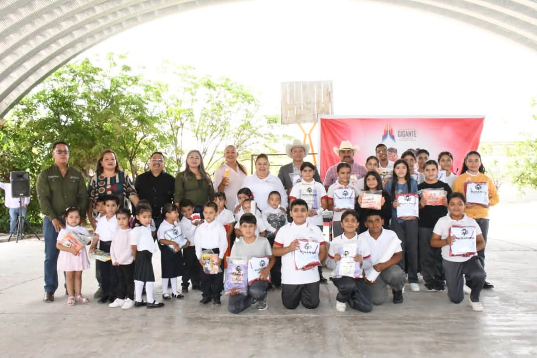 ⭐️La Dra. Edith Orozco Machado, Presidenta Municipal, realizó la entrega de uniformes y úti...
