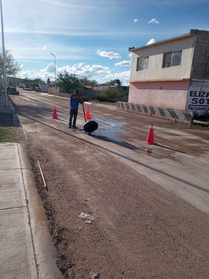 🛠️ Personal de Servicios Públicos realiza trabajos de desazolve de drenaje Elementos del Dep...